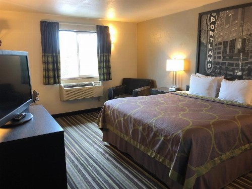 Super 8 by Wyndham Portland Airport - image 30