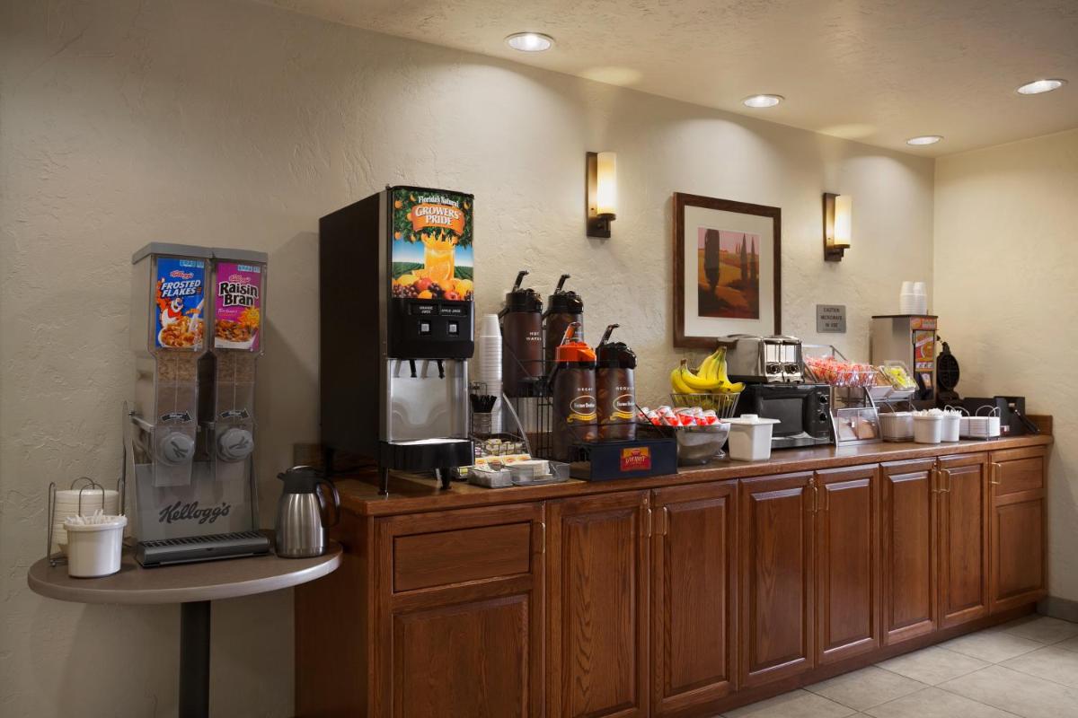 Super 8 by Wyndham Portland Airport - image 4
