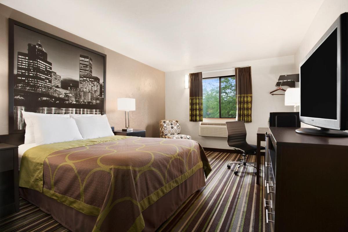 Super 8 by Wyndham Portland Airport - image 5