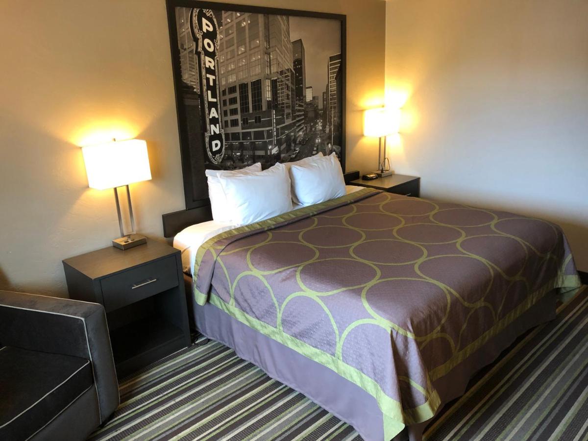 Super 8 by Wyndham Portland Airport - image 6