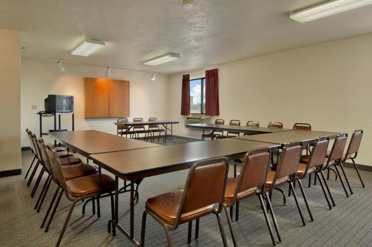 Super 8 by Wyndham Portland Airport - image 7