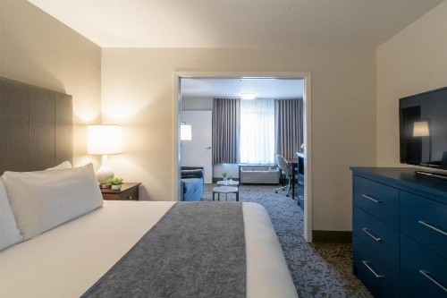 Oxford Suites Portland - Jantzen Beach - image 10