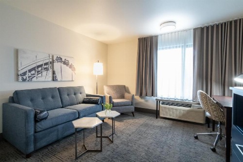 Oxford Suites Portland - Jantzen Beach - image 2