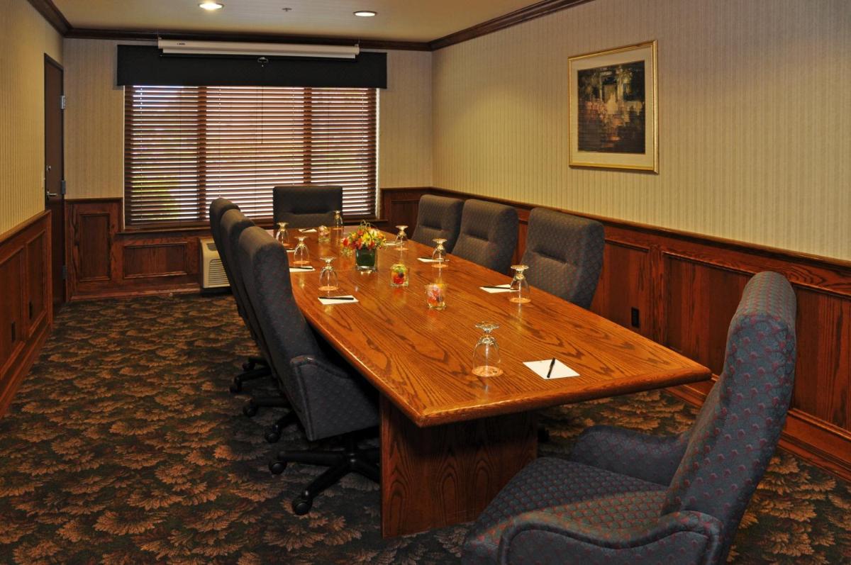 Oxford Suites Portland - Jantzen Beach - image 3