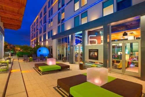 Aloft Portland Airport Hotel at Cascade Station - image 2