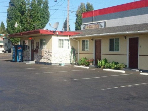 Aaron Motel - image 2