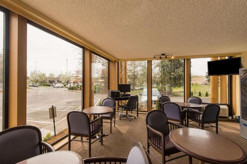Rodeway Inn & Suites Portland - Jantzen Beach - image 2