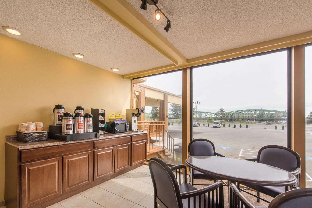 Rodeway Inn & Suites Portland - Jantzen Beach - image 4