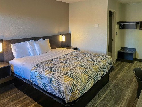 Econo Lodge Portland - I-205 - image 16