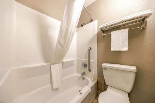 Econo Lodge Portland - I-205 - image 17