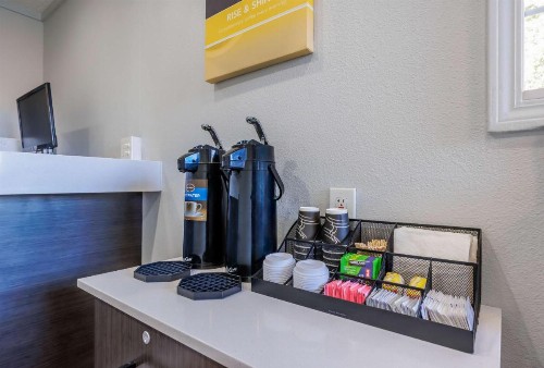Econo Lodge Portland - I-205 - image 19