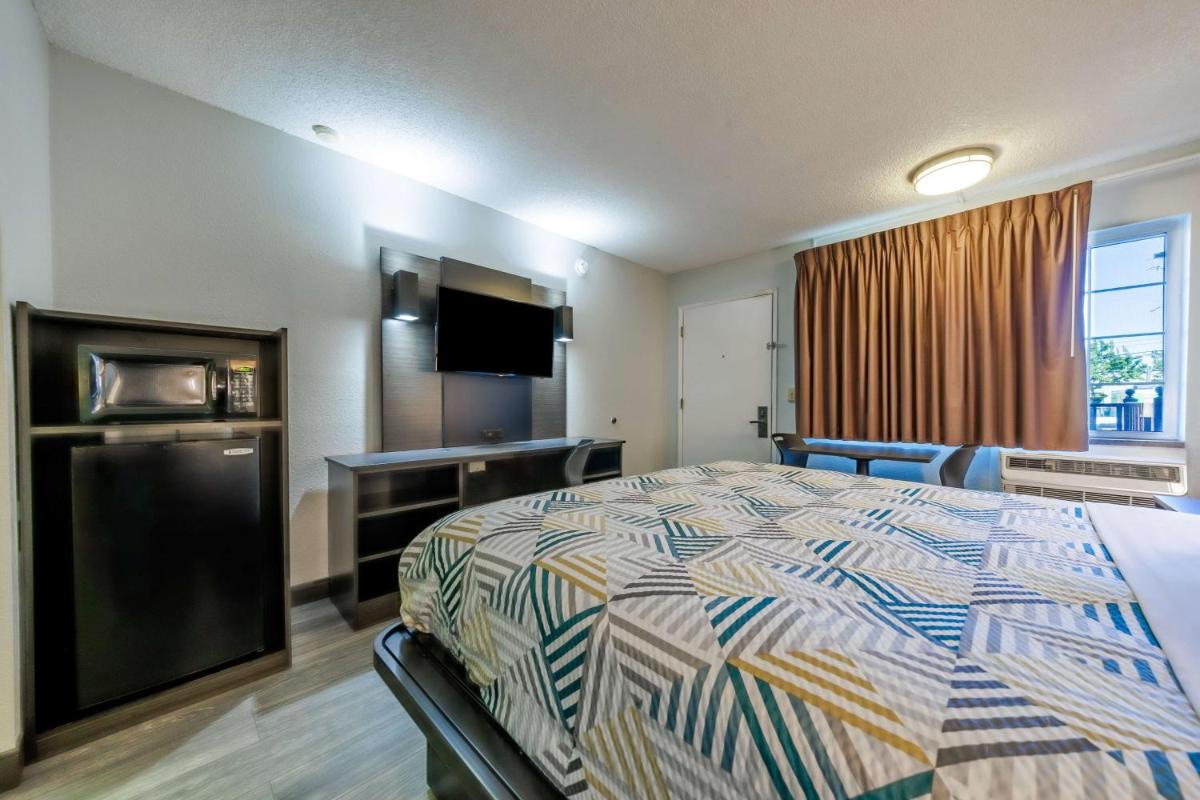Econo Lodge Portland - I-205 - image 2