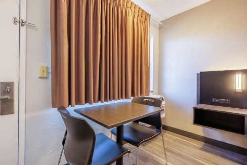 Econo Lodge Portland - I-205 - image 20