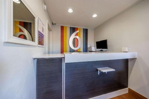 Econo Lodge Portland - I-205 - image 21