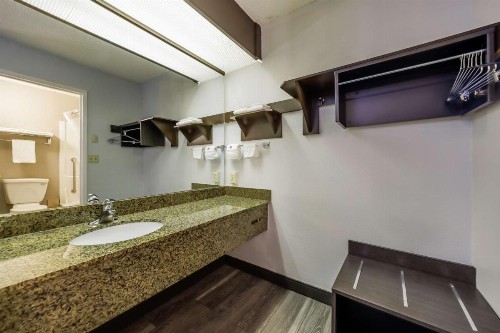 Econo Lodge Portland - I-205 - image 23