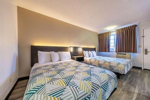 Econo Lodge Portland - I-205 - image 24