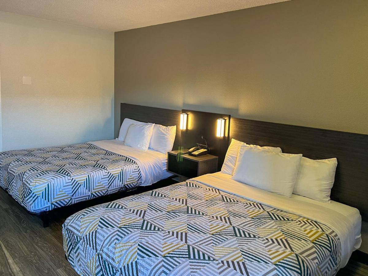 Econo Lodge Portland - I-205 - image 3