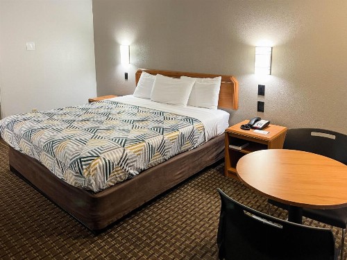 Econo Lodge Portland - I-205 - image 32