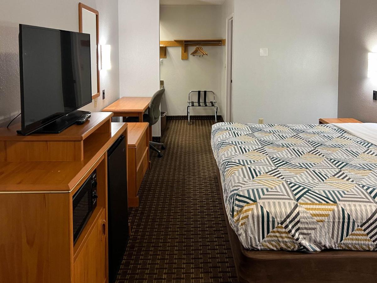 Econo Lodge Portland - I-205 - image 4