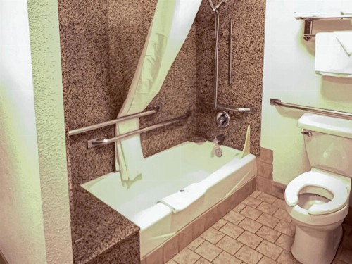 Econo Lodge Portland - I-205 - image 5