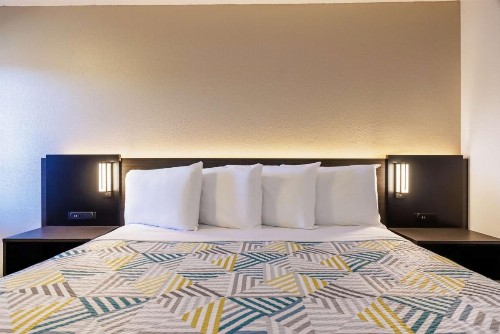 Econo Lodge Portland - I-205 - image 6