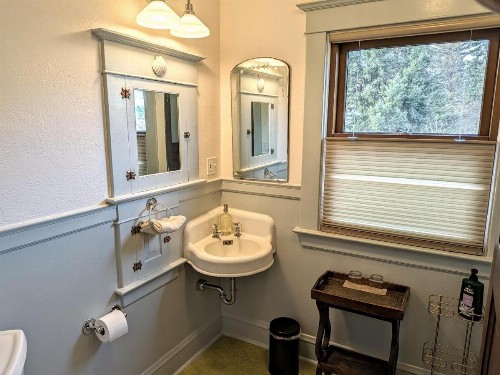 Bluebird Guesthouse - image 37