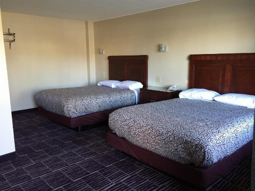 Economy Inn - image 11