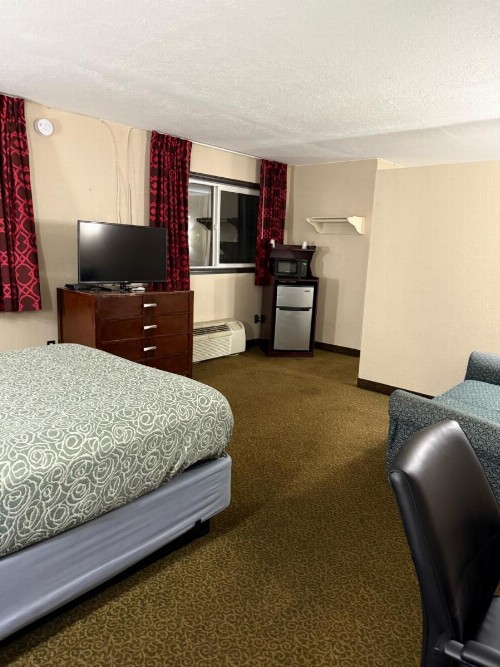 Economy Inn - image 15