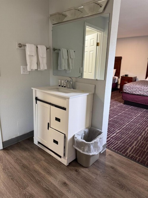 Economy Inn - image 17
