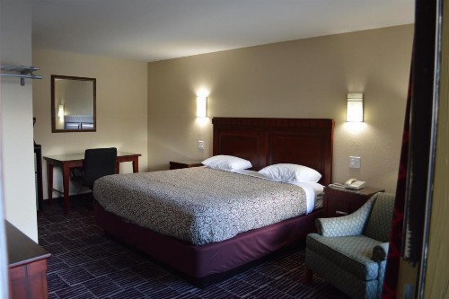 Economy Inn - image 2