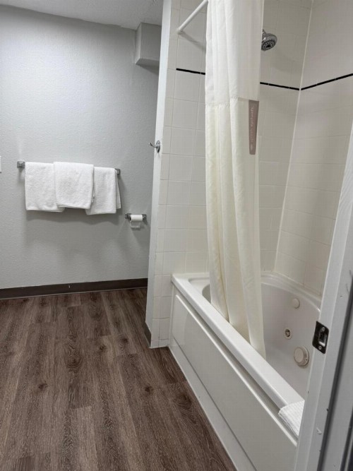 Economy Inn - image 23