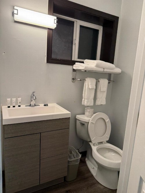 Economy Inn - image 24