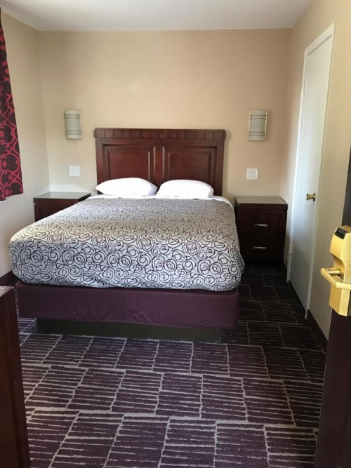 Economy Inn - image 3