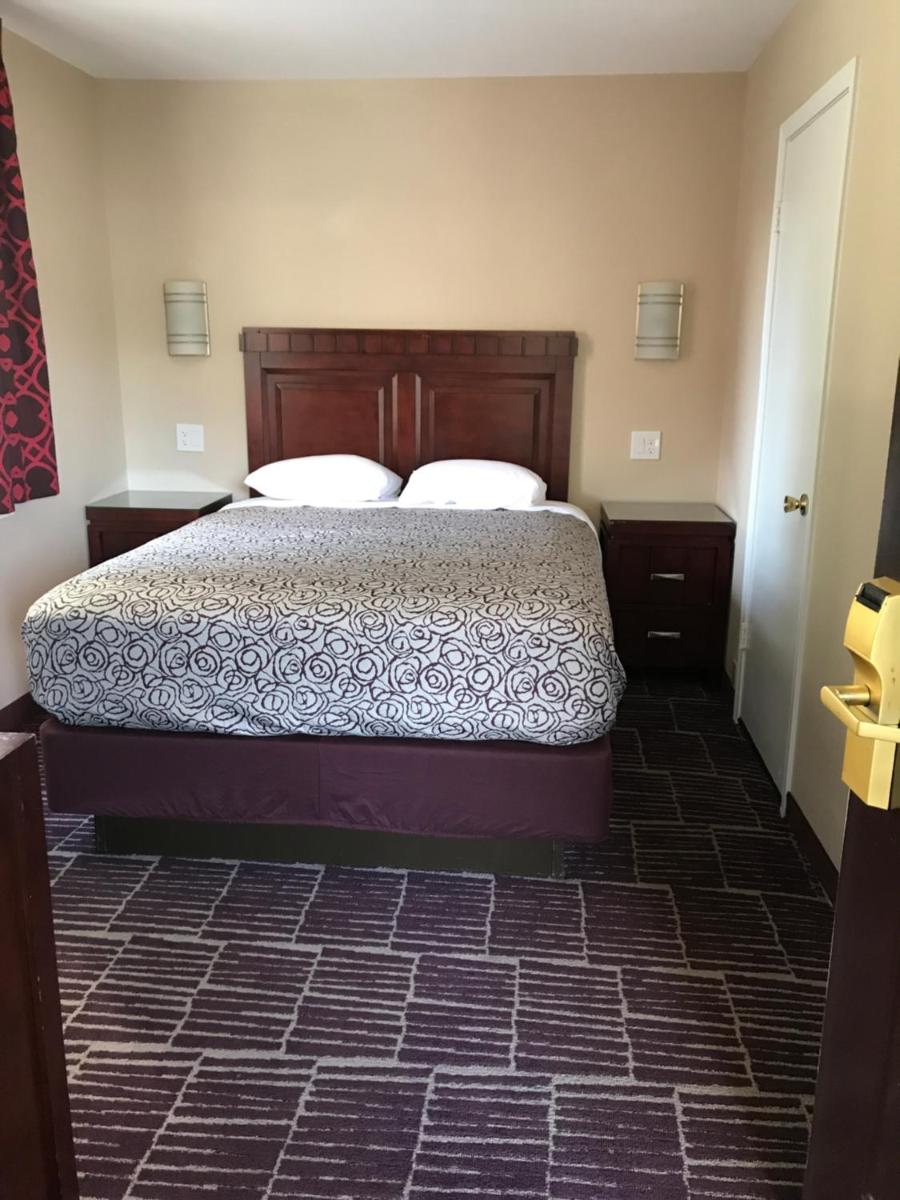 Economy Inn - image 3