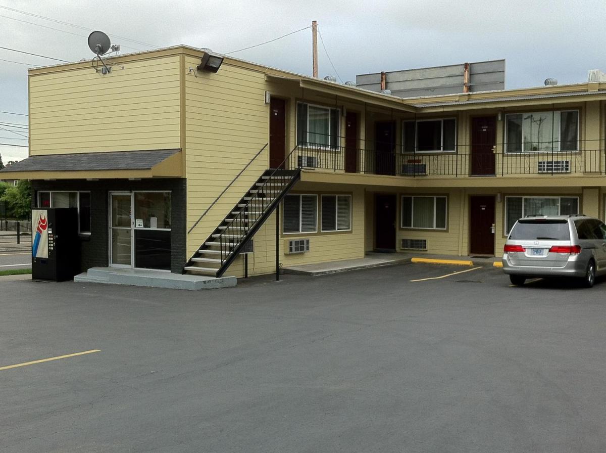 Economy Inn - image 6