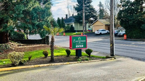 Evergreen Inn & Suites Portland - image 10