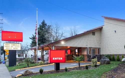Evergreen Inn & Suites Portland - image 2