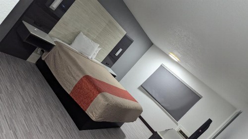 Evergreen Inn & Suites Portland - image 21