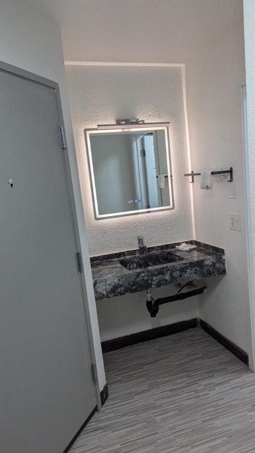 Evergreen Inn & Suites Portland - image 22
