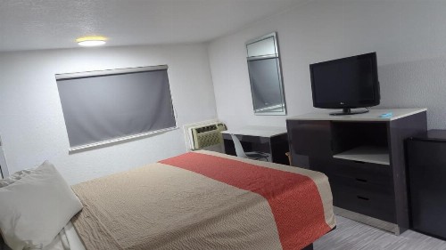 Evergreen Inn & Suites Portland - image 4