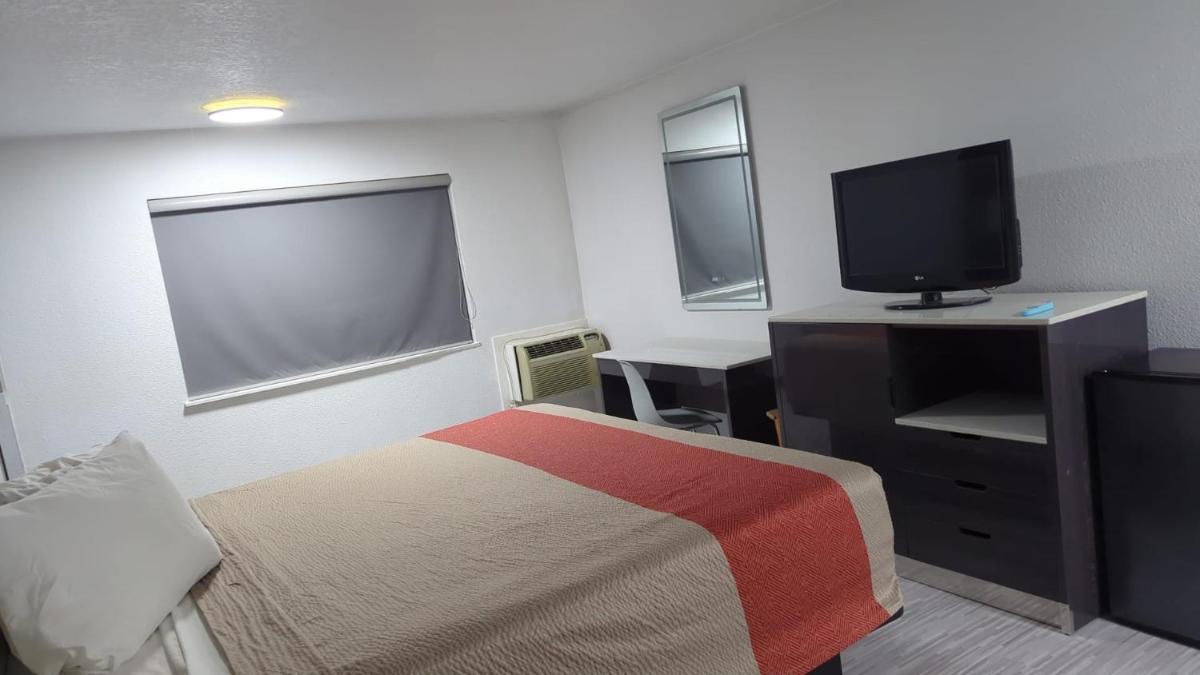 Evergreen Inn & Suites Portland - image 4