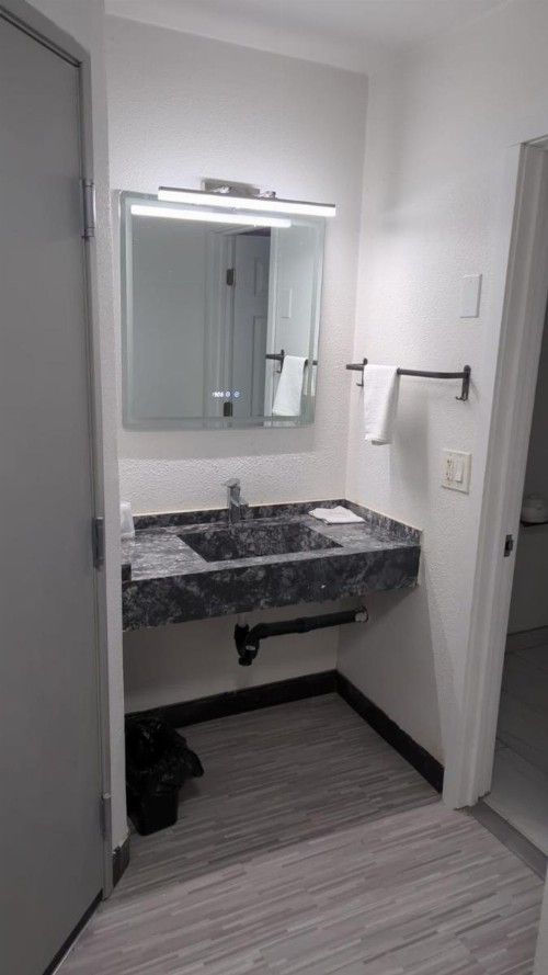 Evergreen Inn & Suites Portland - image 5