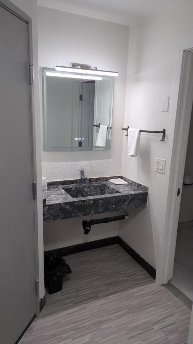 Evergreen Inn & Suites Portland - image 5