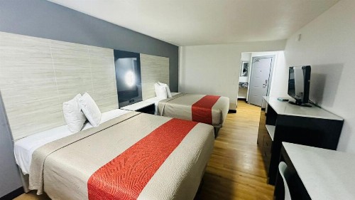 Evergreen Inn & Suites Portland - image 9