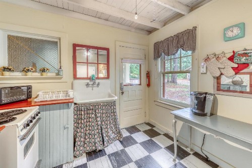 Sweet 2 Bedroom Cottage - image 2