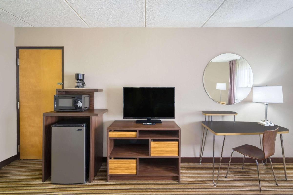 Super 8 by Wyndham Knoxville North/Powell - image 2