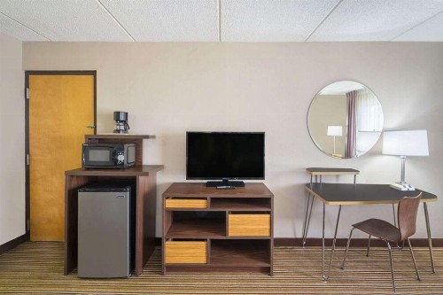 Super 8 by Wyndham Knoxville North/Powell - image 3