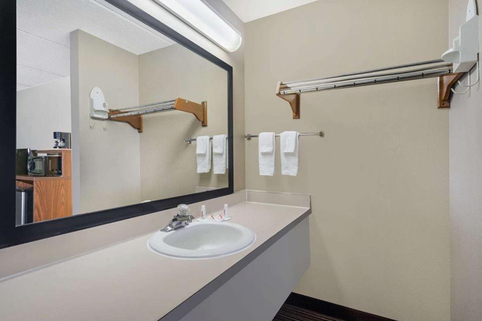 Super 8 by Wyndham Knoxville North/Powell - image 7
