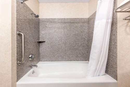 Comfort Suites Pratt - image 2