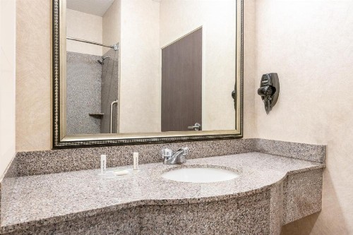 Comfort Suites Pratt - image 3